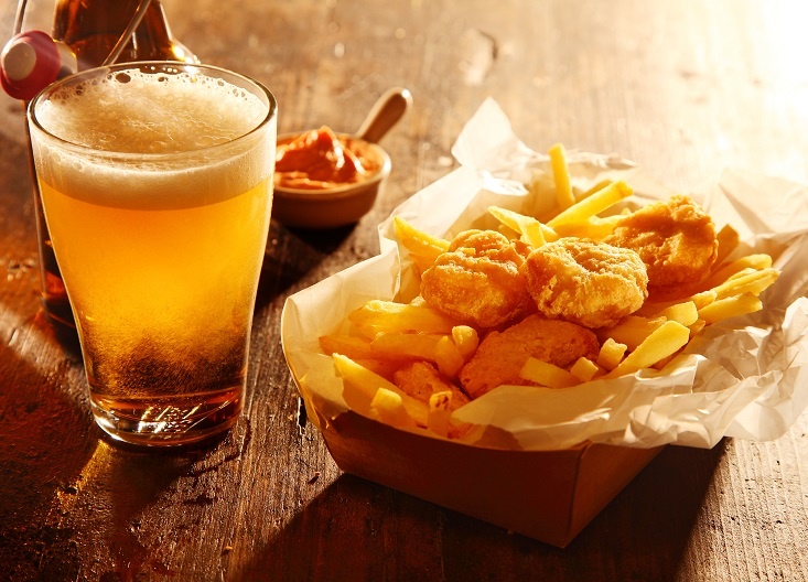 фото пива, жареной рыбы и картошки фри