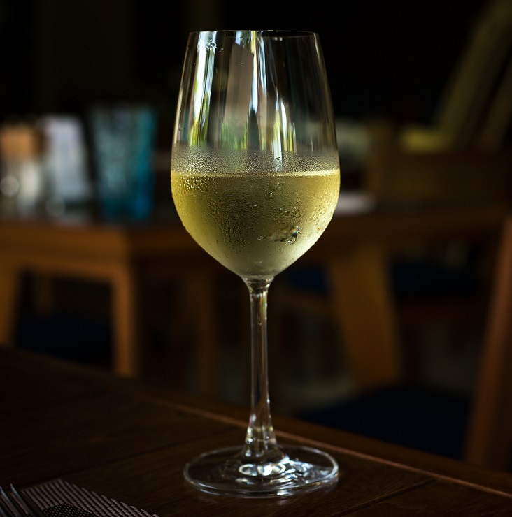 фото белого вина рислинг в бокале