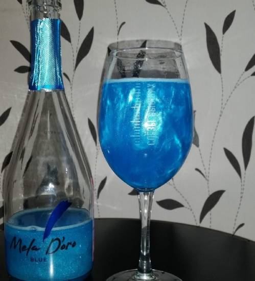 фото бокала голубого шампанского Мела Доро