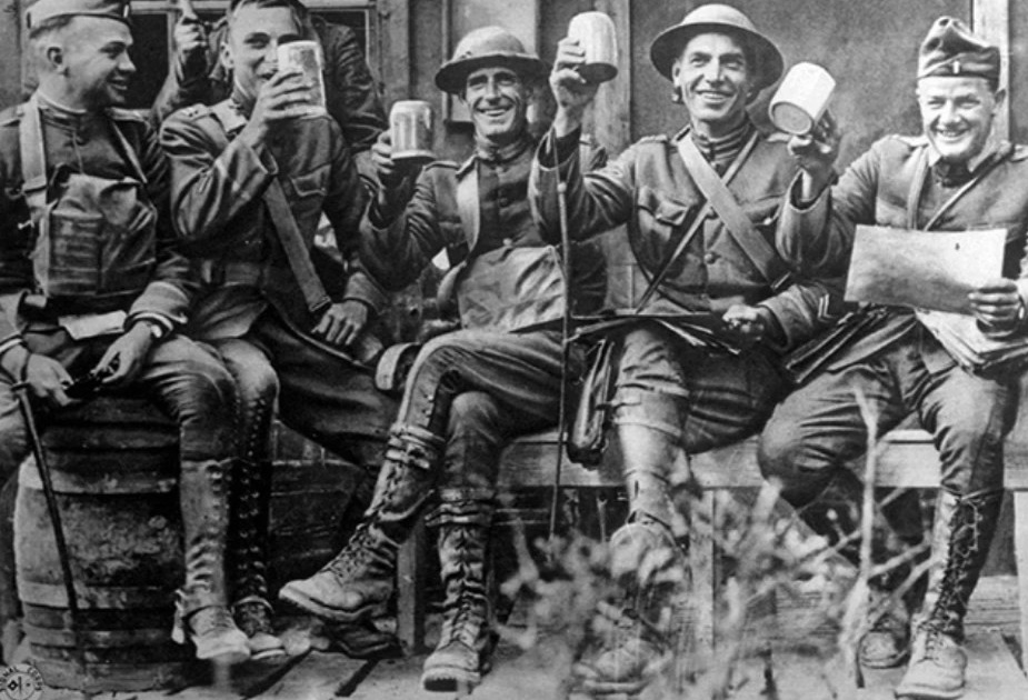 фото британских солдат, пьющих пиво