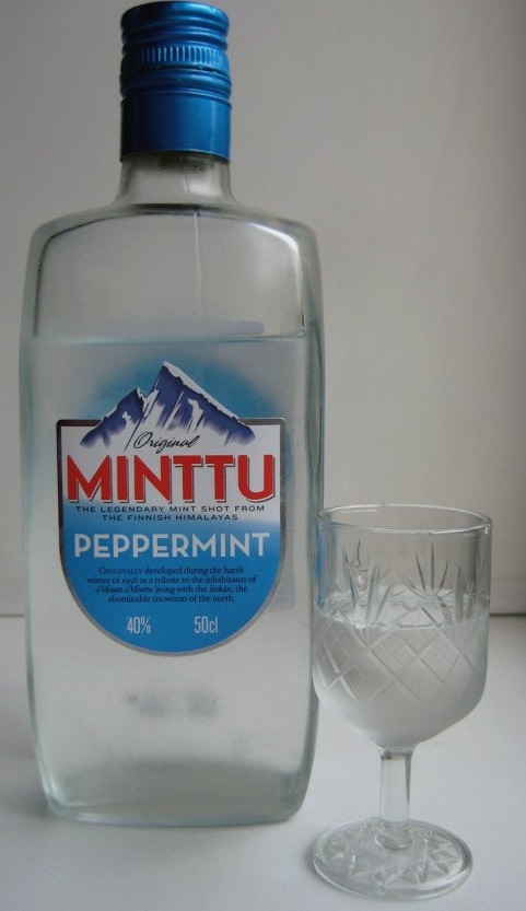 фото бутылки ликера Минту со стопкой