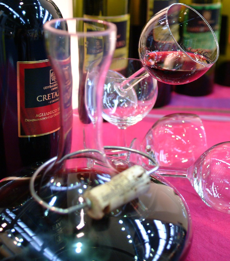 фото красного итальянского вина Альянико