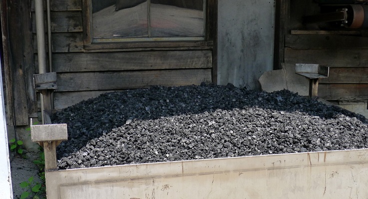 фото кленового угля для фильтрации виски из Теннесси