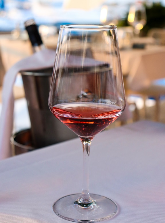 фото красного вина кларет в бокале
