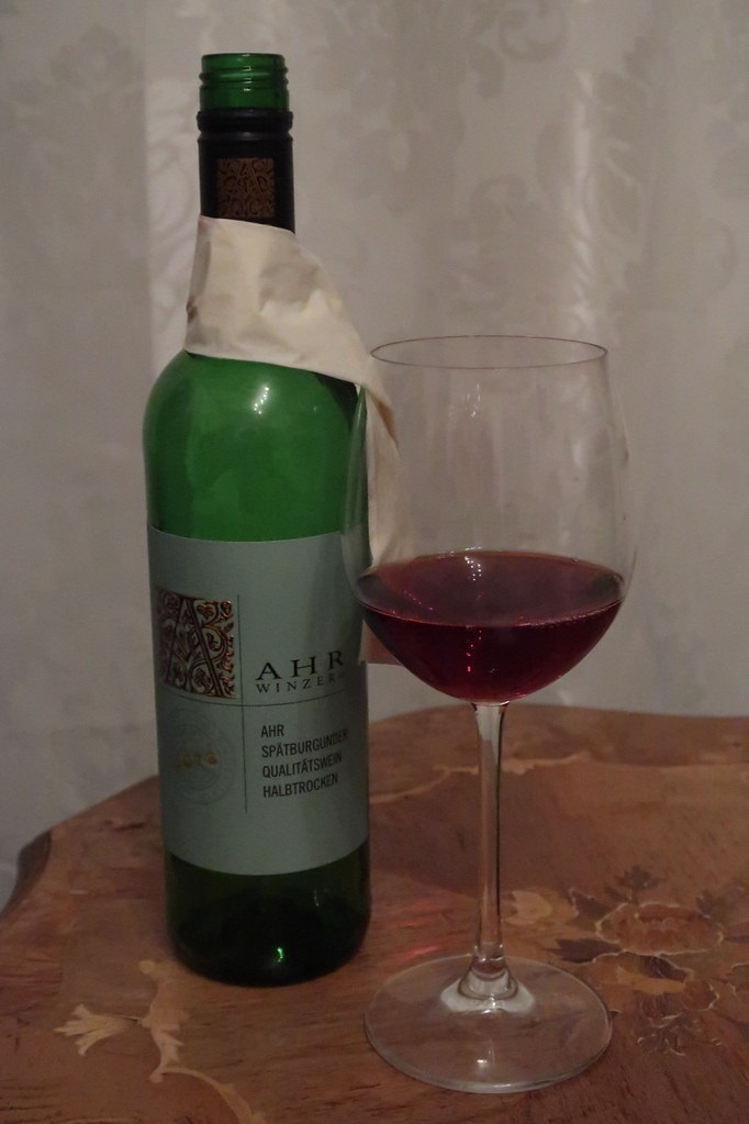 красное вино Шпетбургундер фото