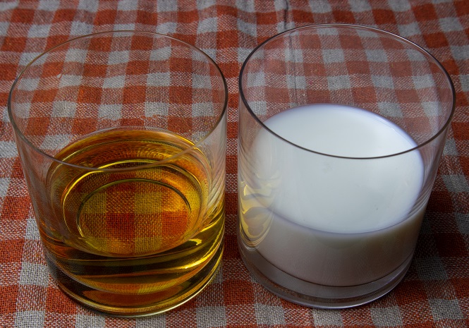 фото молока и виски