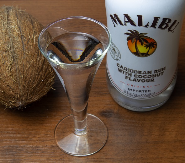 фото прозрачного ликера из кокоса Малибу