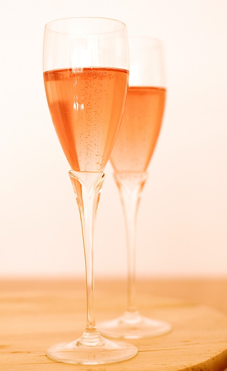 фото розового игристого вина