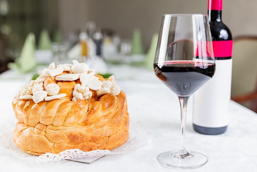 фото сербского вина и хлеба