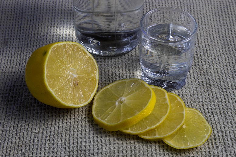 как смягчить водку лимонным соком