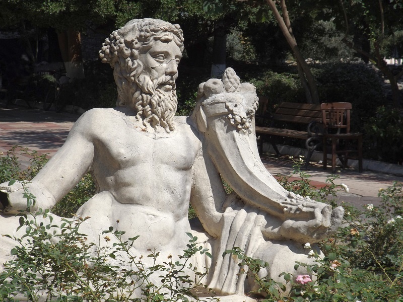 фото статуи Диониса бога виноделия