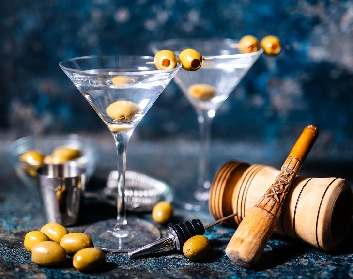 фото сухого мартини с оливкой